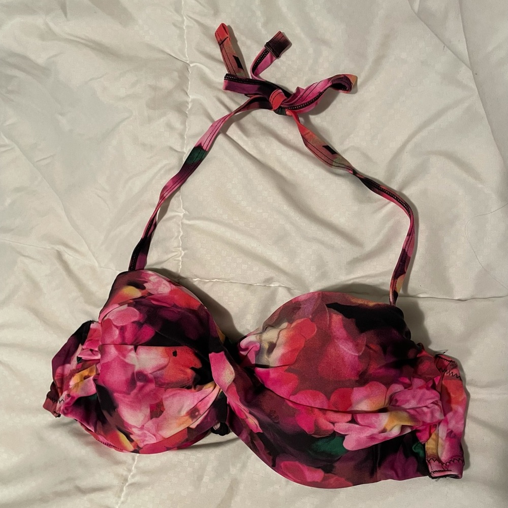 Flower print bikini top. Removable straps!